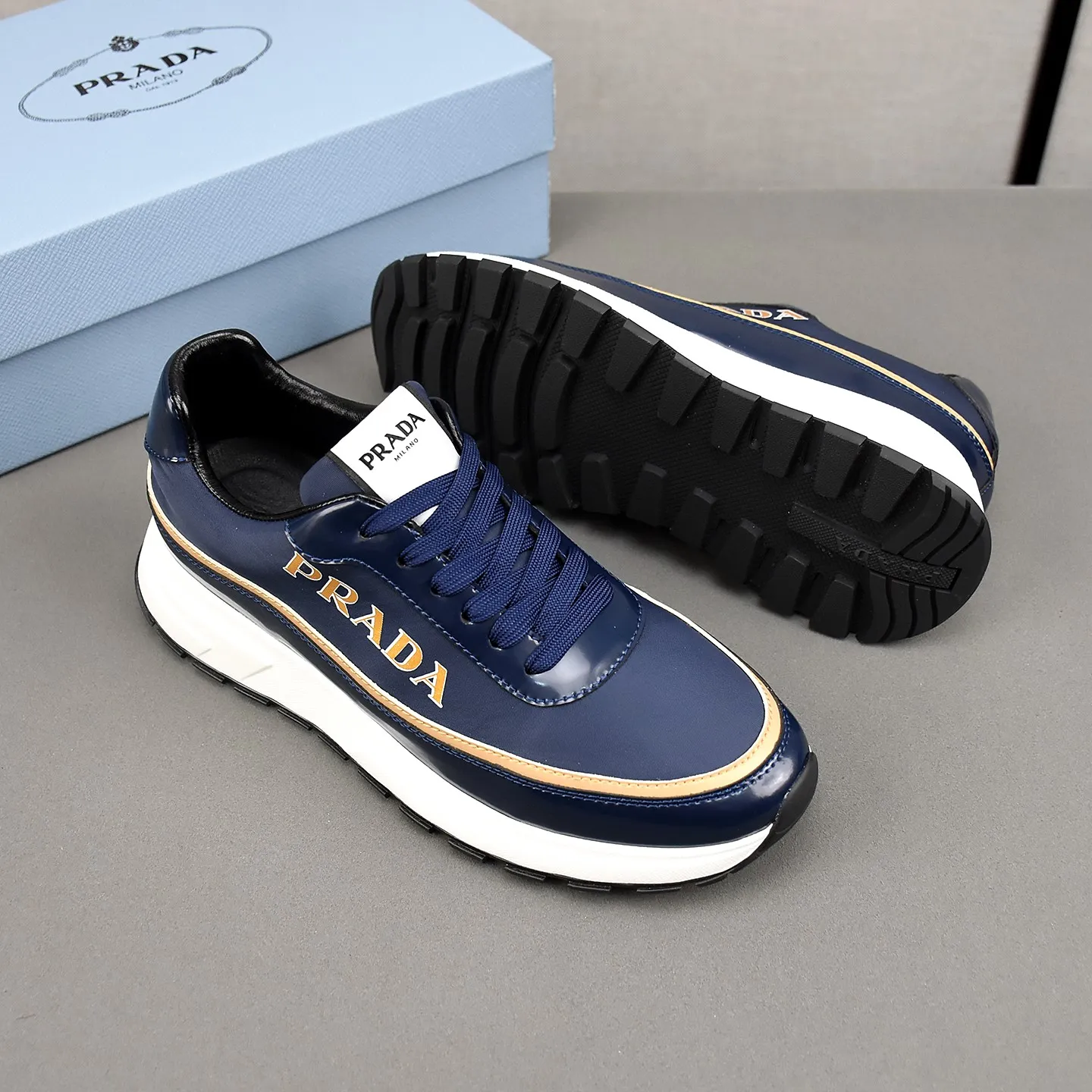PP420👟👟👟Prada/Prada Prax men's series casual sports shoes Prax sports shoes combine style and comfort, with a unique sports design defined by exquisite materials and details. Fashionable, casual and versatile, it is decorated with an enameled triangle logo on the outside, a Prada Milano printed logo on the tongue, and a 2.5cm lightweight two-tone rubber sole for a comfortable wearing experience! Size: 38-39-40-41-42-43-44 standard leather shoe size